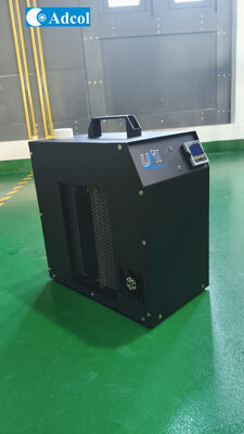 Compacte thermo-elektrische vloeibare koeler met hoge dichtheid warmtezuigers en naamventilatoren voor warmteverwijdering in laboratoriumomgevingen